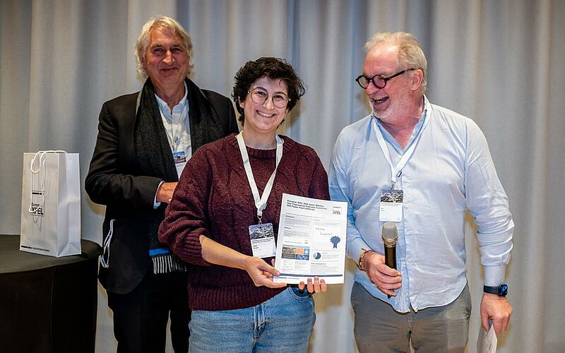 Hélène Ginestet (Université de Lille, CNRS – UMET - Unite Materiaux Et Transformations) was presented her European XFEL UOEC PhD Poster Prize by Thomas Feurer and Marc Simon. Photo: European XFEL/Axel Heimken.
